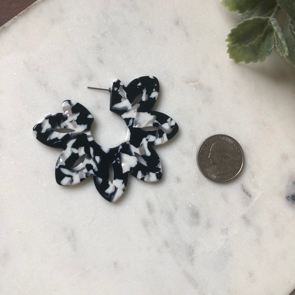 The Mila - Black & White Floral Hoop - Picture 4 of 4